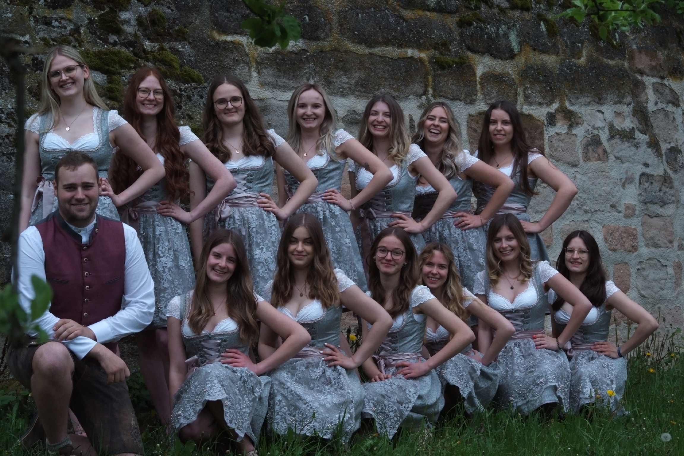 Die Festdamen der Feuerwehr Arberg mit dem Festdamenführer